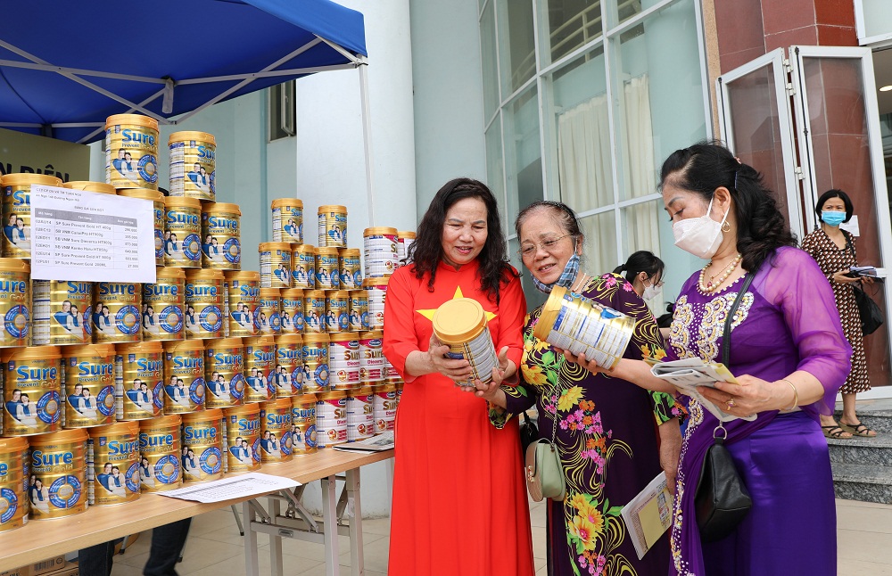 NCT t&igrave;m hiểu về c&aacute;c sản phẩm dinh dưỡng Sure Prevent Gold, Sure Diecerna v&agrave; Kenko Haru của Vinamilk - Ảnh: Vinamilk