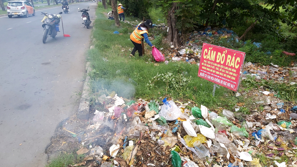 Trong r&aacute;c thải vứt bừa b&atilde;i ra m&ocirc;i trường ở TP.HCM t&uacute;i ni-l&ocirc;ng kh&oacute; ph&acirc;n hủy thường chiếm số lượng lớn - ẢNH: PH&Ugrave;NG HUY