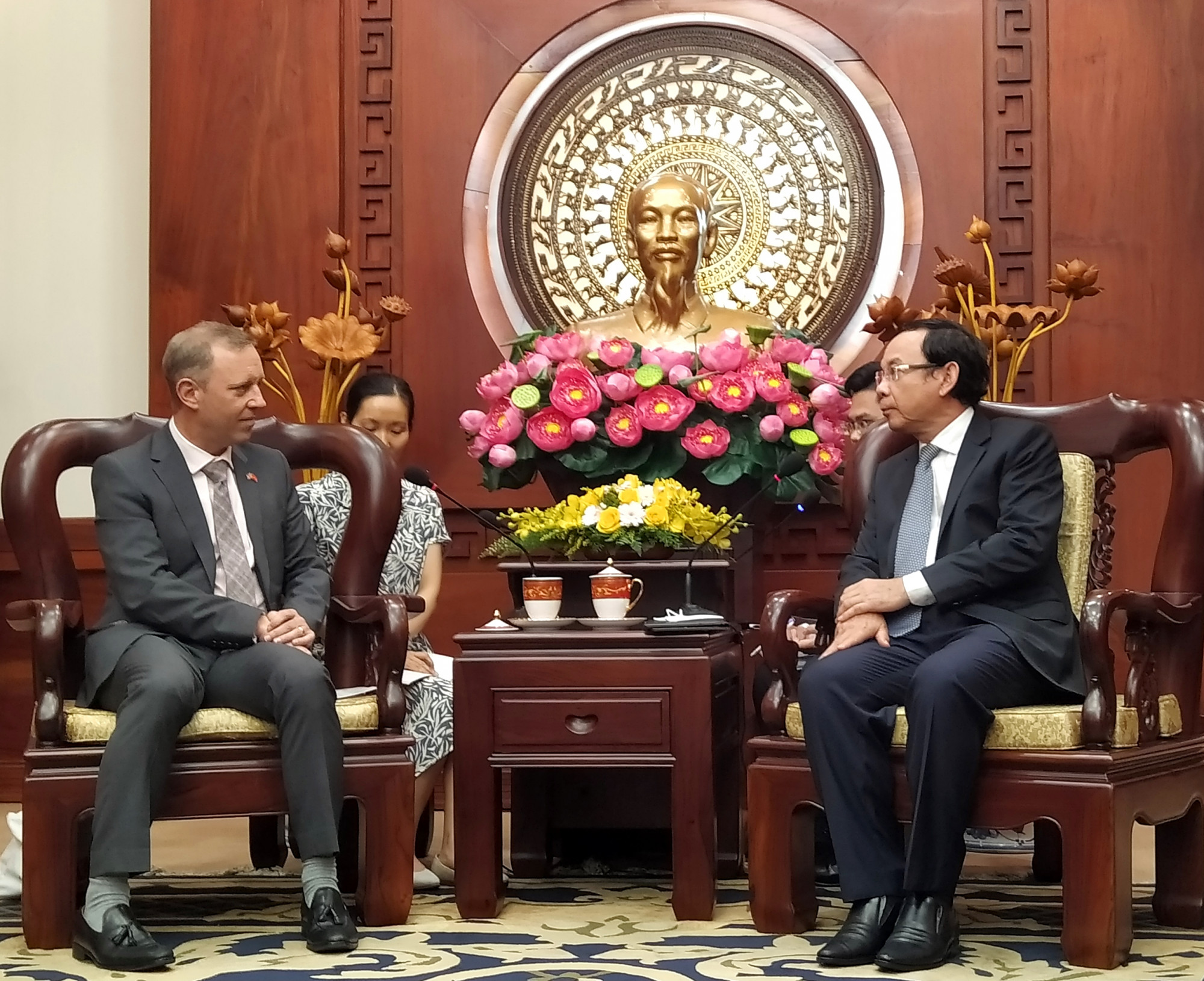 B&iacute; thư Th&agrave;nh ủy TPHCM Nguyễn Văn N&ecirc;n cảm ơn sự hỗ trợ v&agrave; chia sẻ nhiệt t&igrave;nh của Đại sứ Gareth WardGareth Ward suốt 4 năm nhiệm kỳ