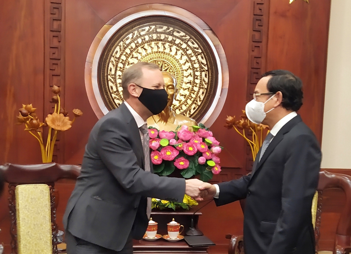 B&iacute; thư Th&agrave;nh ủy Nguyễn Văn N&ecirc;n đ&atilde; tiếp Đại sứ Đặc mệnh to&agrave;n quyền Vương quốc Anh tại Việt Nam &ocirc;ng Gareth Ward (tr&aacute;i), 