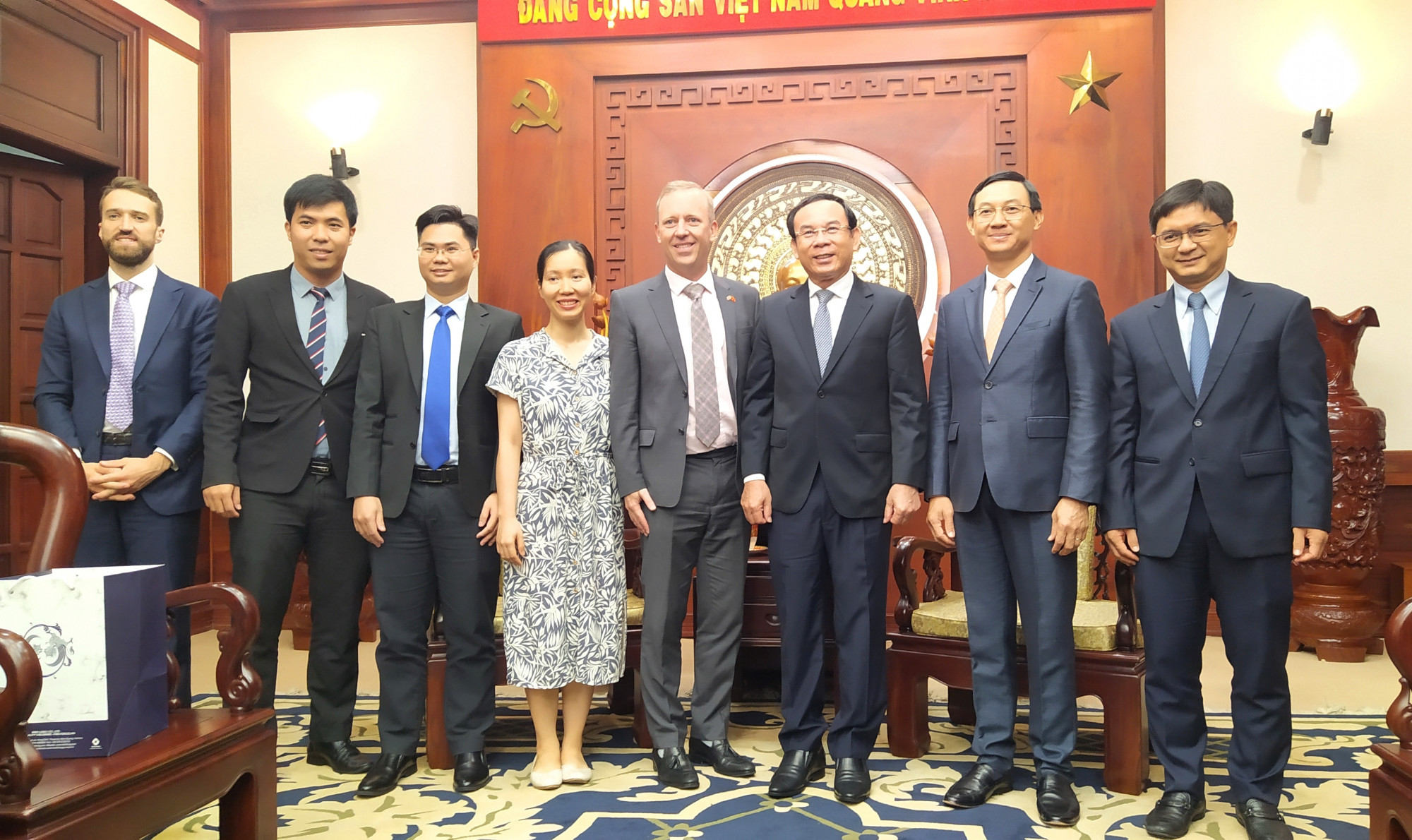 B&iacute; thư Nguyễn Văn N&ecirc;n v&agrave; Đại sứ Gareth Ward chụp ảnh lưu niệm