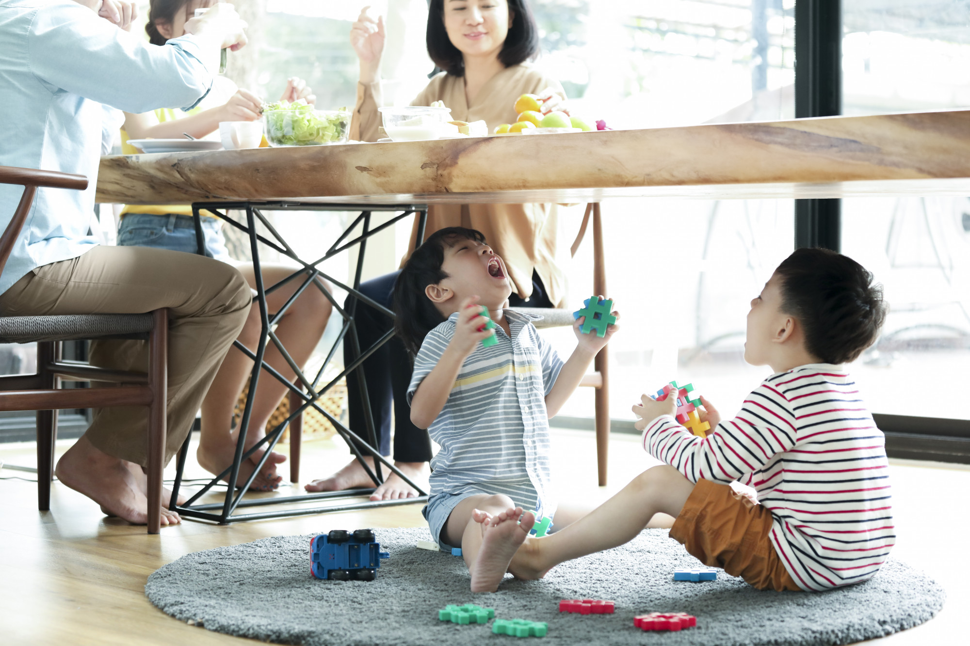&Ocirc;ng b&agrave; y&ecirc;u thương chứ kh&ocirc;ng phải g&aacute;nh nghĩa vụ chăm s&oacute;c ch&aacute;u. Ảnh minh họa