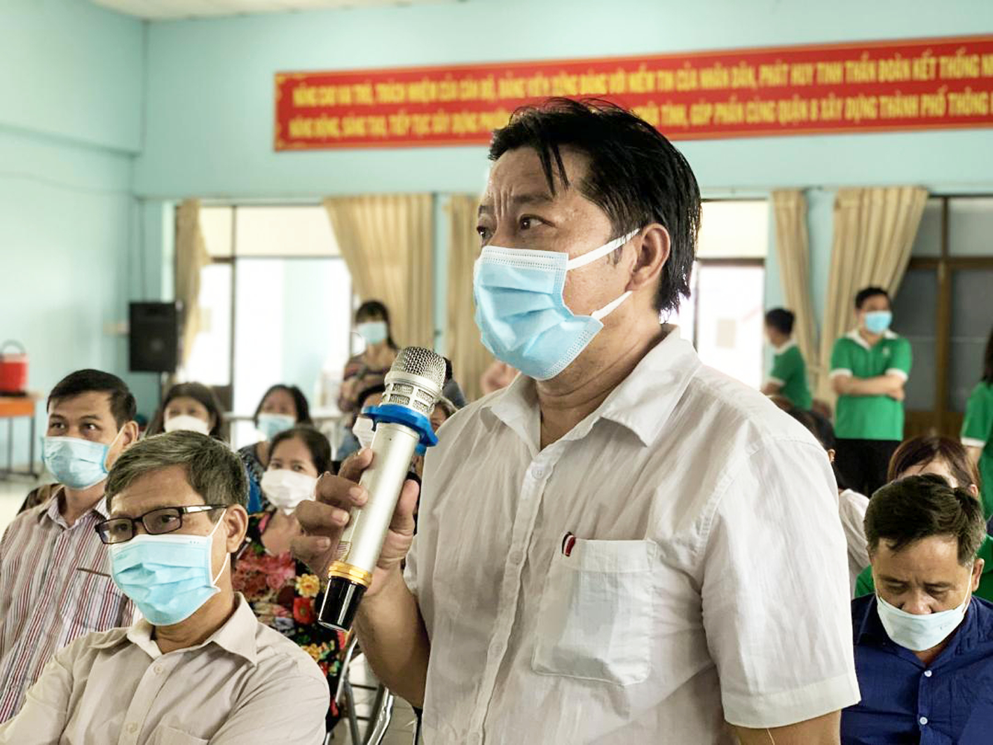 Tại buổi tuy&ecirc;n truyền hướng dẫn ph&acirc;n loại r&aacute;c tại nguồn được tổ chức tại P.7, Q.8 (TP.HCM) v&agrave;o ng&agrave;y 17/6 vừa qua, &ocirc;ng Nguyễn Ph&aacute;t Đạt - Ph&oacute; B&iacute; thư Chi bộ khu phố 3, P.7, Q.8 - n&oacute;i: &ldquo;Trước giờ ch&uacute;ng ta cứ tuy&ecirc;n truyền trong hội vi&ecirc;n phụ nữ về ph&acirc;n loại r&aacute;c tại nguồn  m&agrave; qu&ecirc;n rằng việc g&igrave;n giữ m&ocirc;i trường xanh, sạch, đẹp l&agrave; chuyện của mỗi người&rdquo;