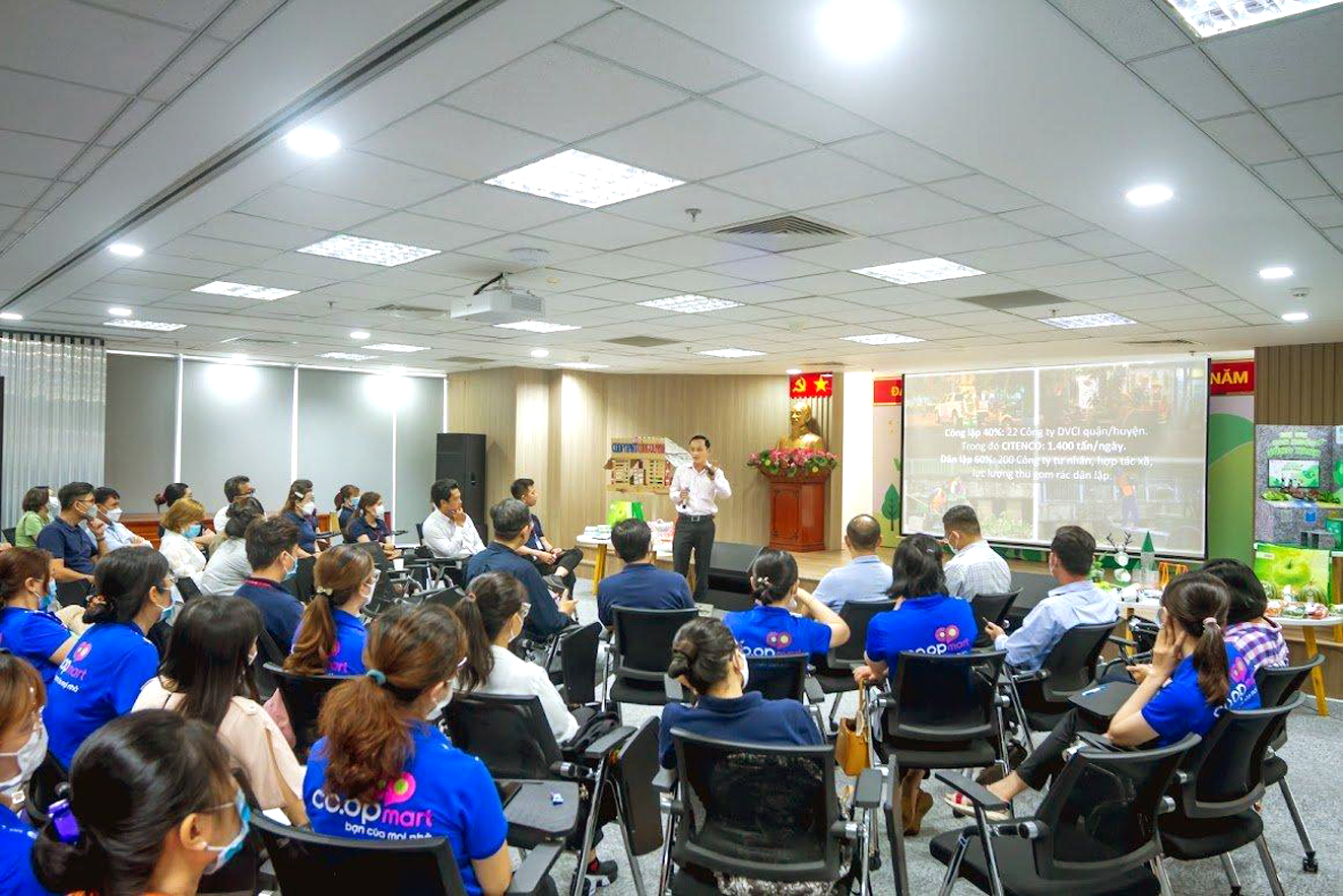 &Ocirc;ng Cao Văn Tuấn - Trưởng ph&ograve;ng C&ocirc;ng nghệ m&ocirc;i trường v&agrave; Kiểm tra chất lượng,  C&ocirc;ng ty TNHH MTV M&ocirc;i trường đ&ocirc; thị TP.HCM - đang tr&igrave;nh b&agrave;y c&aacute;c giải ph&aacute;p giảm thiểu &ocirc; nhiễm r&aacute;c thải