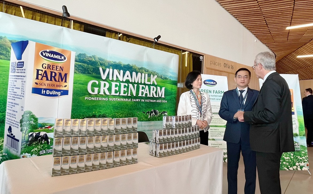 &Ocirc;ng Richard Hall v&agrave; c&aacute;c đại diện Vinamilk trao đổi th&ecirc;m về m&ocirc; h&igrave;nh Green Farm đ&atilde; được Vinamilk x&acirc;y dựng tại Việt Nam - Ảnh: VNM