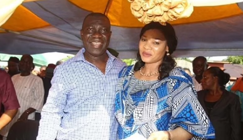 Ike Ekweremadu, 60 tuổi, một ch&iacute;nh trị gia Đảng D&acirc;n chủ Nh&acirc;n d&acirc;n ở Nigeria v&agrave; vợ l&agrave; Nwanneka Ekweremadu, 55 tuổi, đ&atilde; bị tạm giữ v&igrave; t&igrave;nh nghi &acirc;m mưu lấy nội tạng của một đứa trẻ ở Anh
