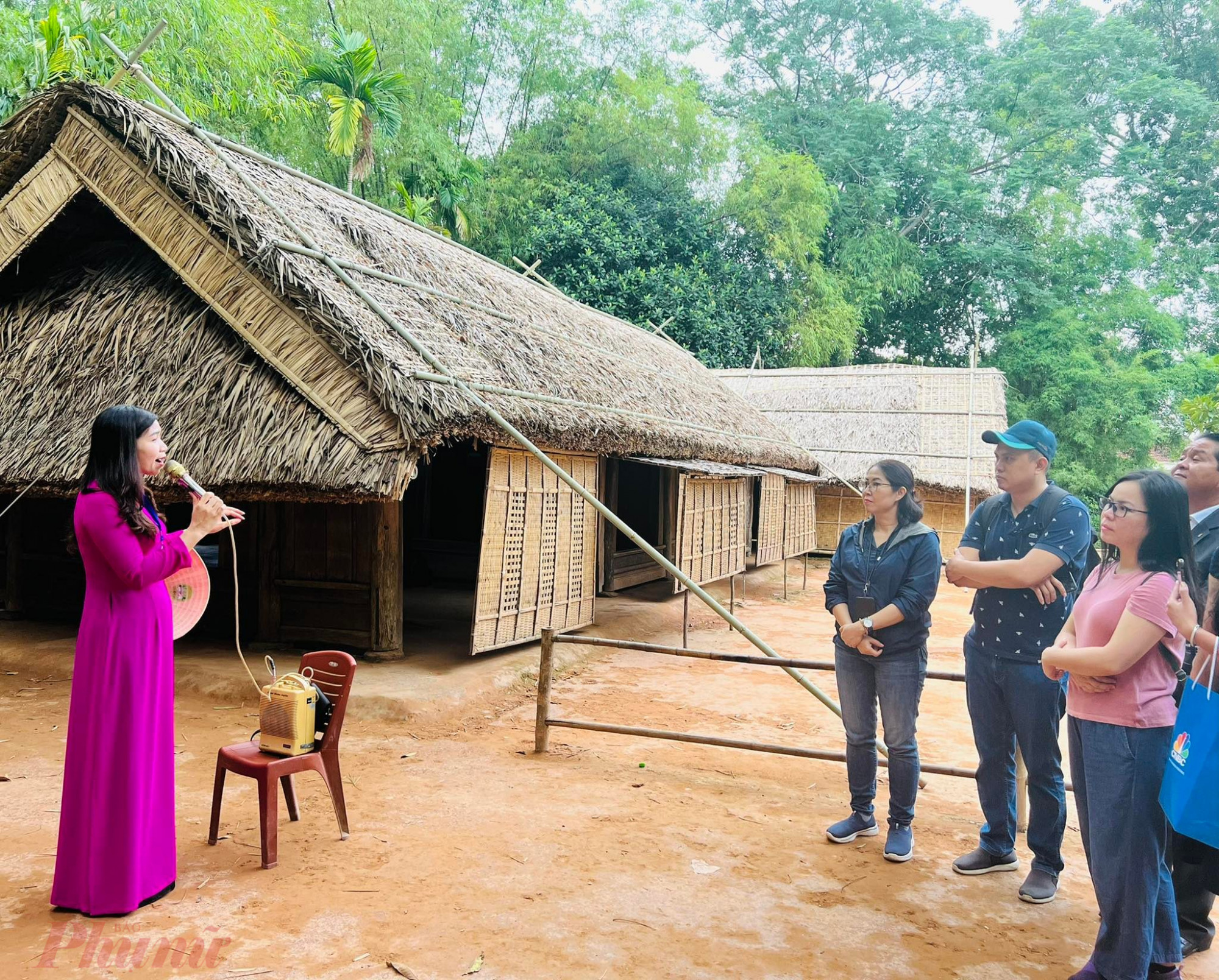 đo&agrave;n kh&aacute;ch TPHCM tham quan khu di t&iacute;ch Nh&agrave; B&aacute;c Hồ (Nghệ An)