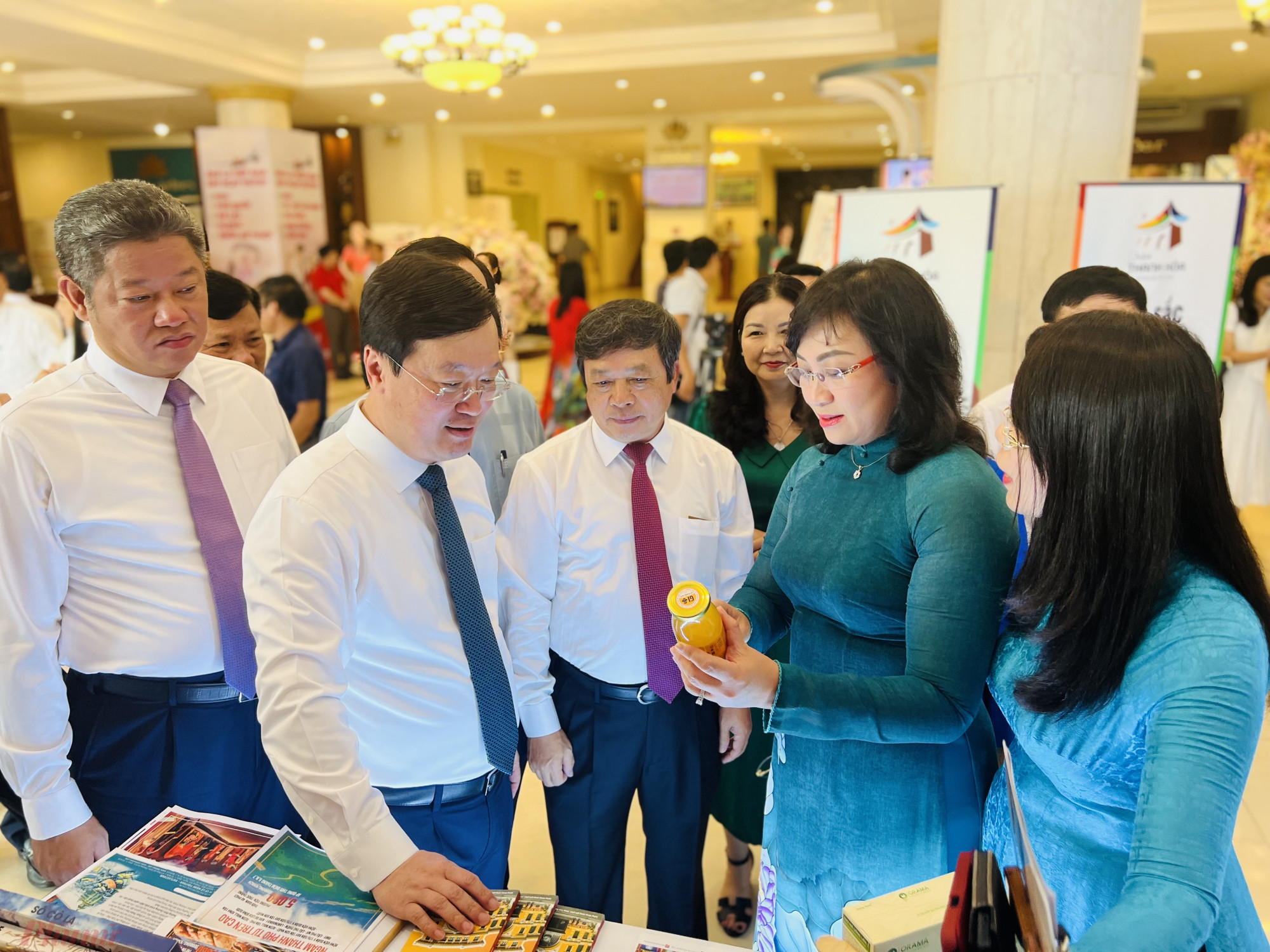 Nhiều sản phẩm du lịch của TPHCM được l&atilde;nh đạo TP cũng như l&atilde;nh đạo c&aacute;c địa phương kh&aacute;c quan t&acirc;m. Trong ảnh: B&agrave; Phan Thị Thắng - Ph&oacute; chủ tịch UBND TPHCM (thứ hai từ phải qua) đang giới thiệu sản phẩm du lịch TPHCM đến c&aacute;c địa phương trong khu&ocirc;n khổ diễn đ&agrave;n li&ecirc;n kết ph&aacute;t triển du lịch TPHCM, H&agrave; Nội v&agrave; v&ugrave;ng Bắc Trung Bộ mở rộng ng&agrave;y 1/7 tại Nghệ An  - Ảnh: Quốc Th&aacute;i