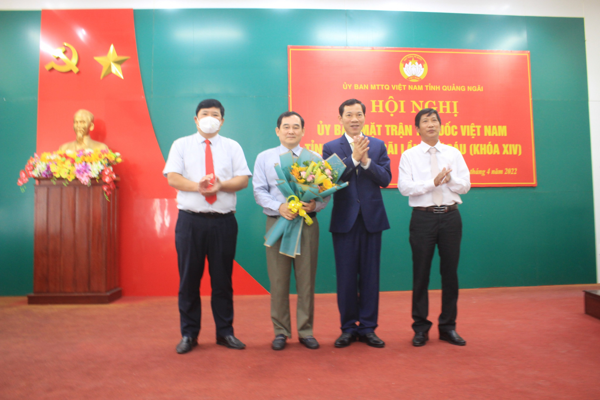 &Ocirc;ng Nguyễn Xu&acirc;n Mến - người cầm hoa, nguy&ecirc;n gi&aacute;m đốc sở Y tế Quảng Ng&atilde;i bị xem x&eacute;t kỷ luật