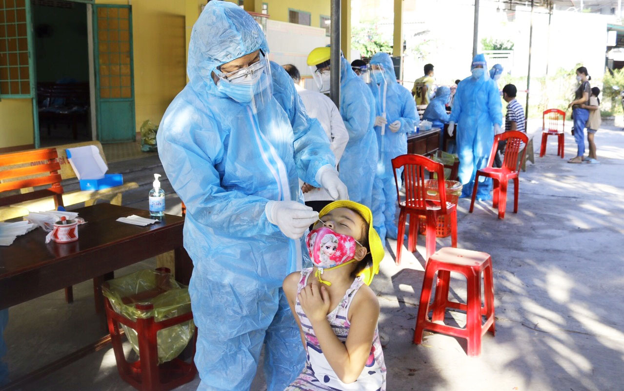 vi phạm c&aacute;c quy định của ph&aacute;p luật trong việc thực hiện mua sắm h&oacute;a chất, sinh phẩm x&eacute;t nghiệm COVID -19 khiến gi&aacute;m đốc CDC Quảng Ng&atilde;i bị xem x&eacute;t kỷ luật