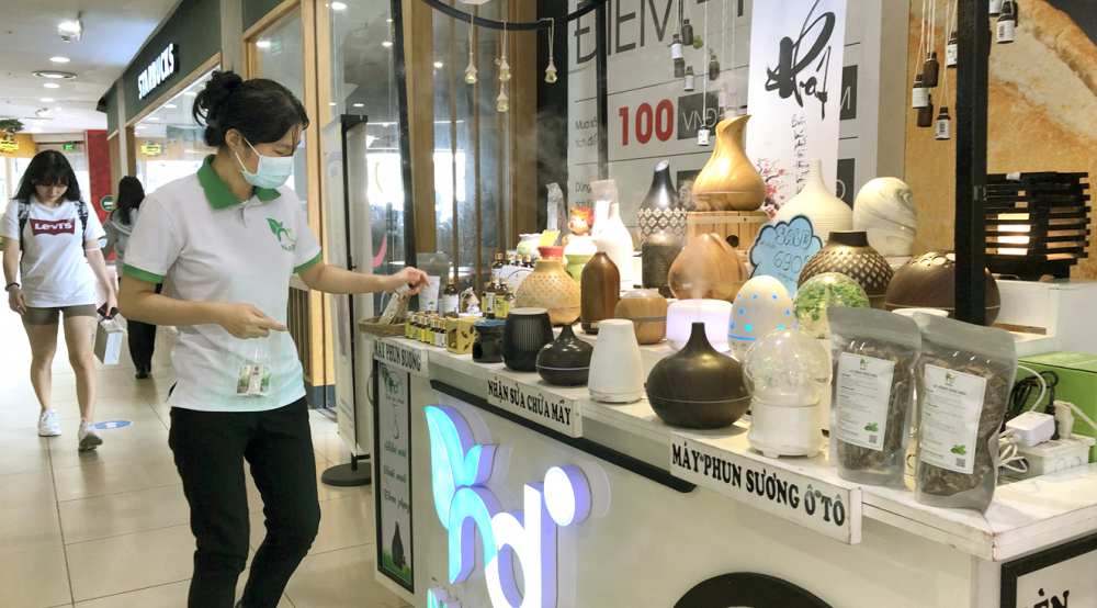 C&oacute; thể d&ugrave;ng tinh dầu đuổi muỗi nhưng người ti&ecirc;u d&ugrave;ng n&ecirc;n chọn loại c&oacute; thương hiệu, nguồn gốc  (ảnh chụp tại một gian h&agrave;ng trong khu&ocirc;n vi&ecirc;n si&ecirc;u thị Lotte Mart Cộng H&ograve;a, Q.T&acirc;n B&igrave;nh)