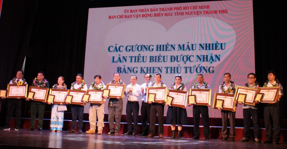12 c&aacute; nh&acirc;n ti&ecirc;u biểu hiến m&aacute;u nhiều lần nhận Bằng khen của Thủ tướng Ch&iacute;nh phủ.