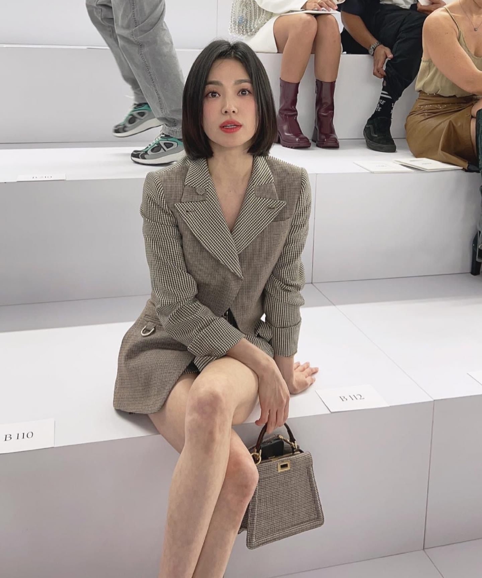 Song Hye Kyo nhận được nhiều sự quan t&acirc;m khi xuất hiện tại sự kiện n&agrave;y. Nhiều người c&oacute; mặt nhanh ch&oacute;ng d&ugrave;ng điện thoại, ghi lại những khoảnh khắc của nữ diễn vi&ecirc;n trong show. 