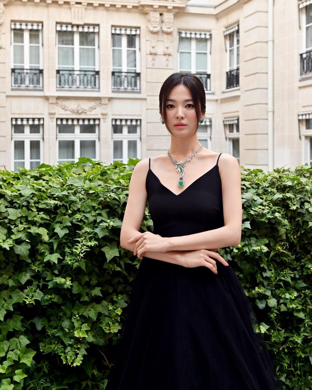 Những ng&agrave;y qua, Song Hye Kyo c&oacute; mặt ở ch&acirc;u &Acirc;u để l&agrave;m việc. Nữ diễn vi&ecirc;n được khen hki diện v&aacute;y đen hở ngực, mang trang sức to bản trong một sự kiện thời trang h&ocirc;m 3/7.