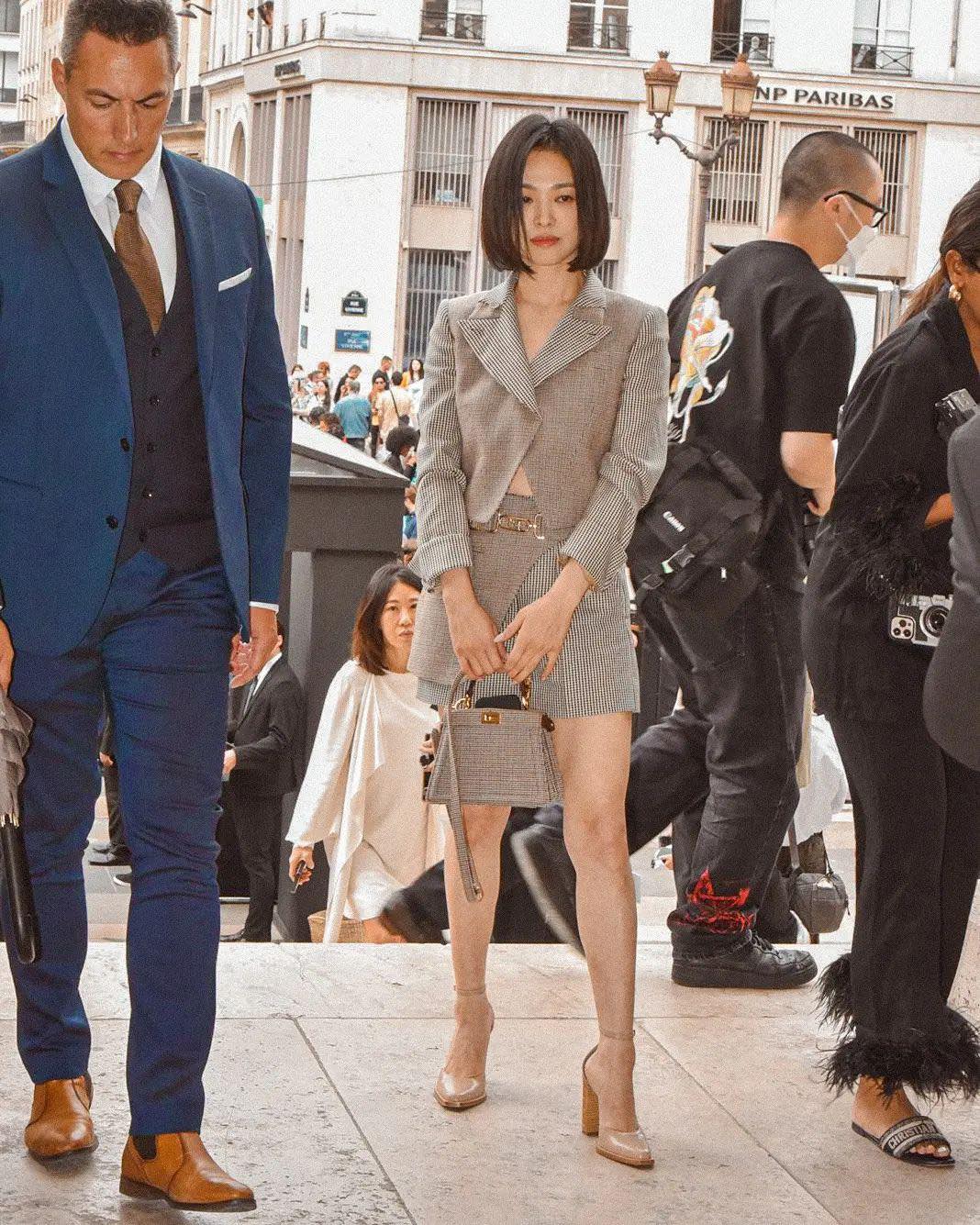 Song Hye Kyo chụp ảnh ở khu vực trước địa diểm show diễn được tổ chức. Theo ghi nhận từ giới truyền th&ocirc;ng, nữ diễn vi&ecirc;n được nhiều kh&aacute;n giả v&acirc;y quanh, xin chữ k&yacute;.