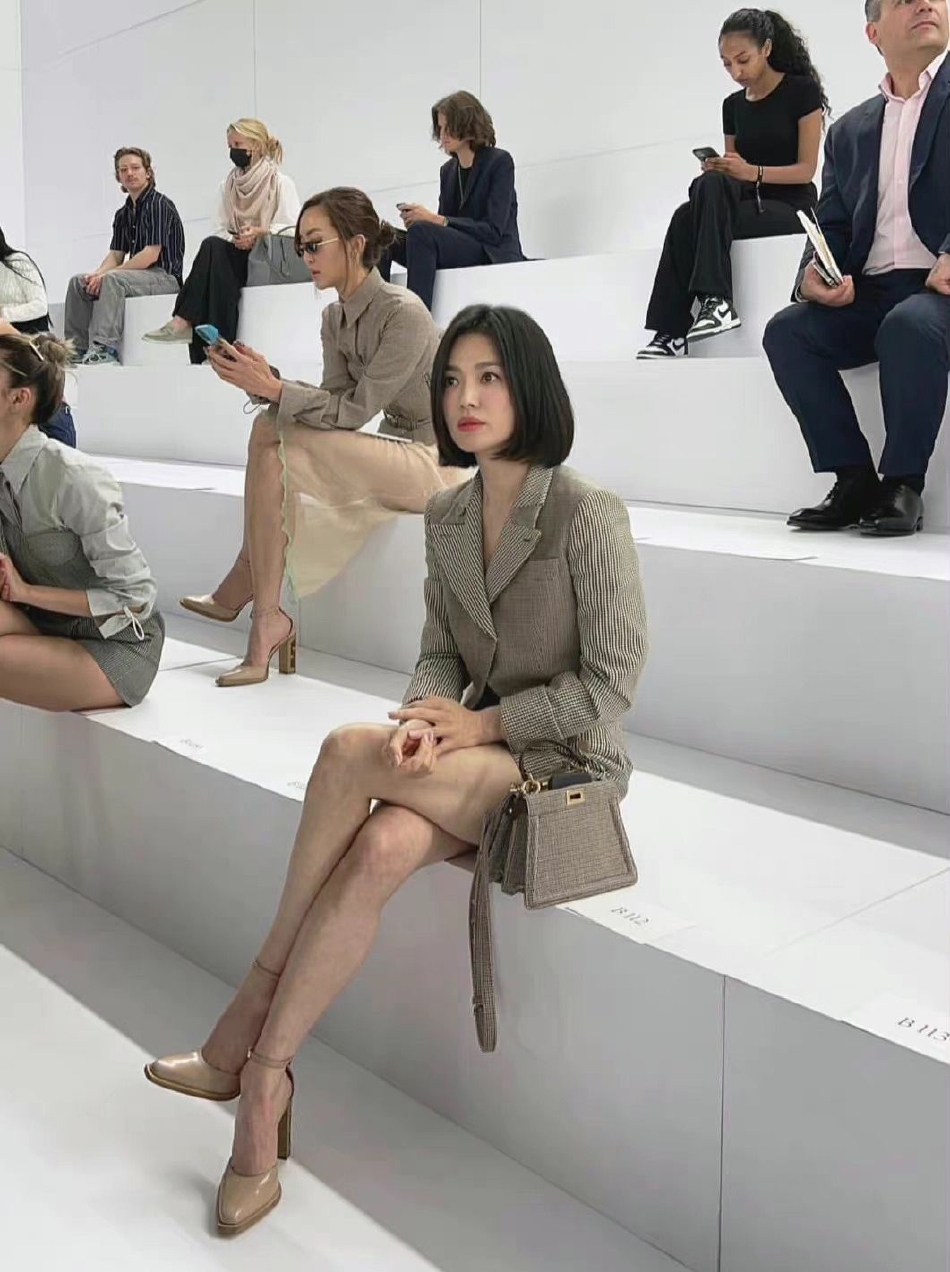 Diễn vi&ecirc;n Song Hye Kyo l&agrave; một trong những kh&aacute;ch mời đặc biệt của show diễn thời trang do Fendi tổ chức h&ocirc;m 7/7 (theo giờ địa phương), tại Ph&aacute;p. Diễn vi&ecirc;n được khen mặc thanh lịch, sang trọng với bộ c&aacute;nh m&agrave;u x&aacute;m pha n&acirc;u, phối t&uacute;i v&agrave; gi&agrave;y c&ugrave;ng m&agrave;u.