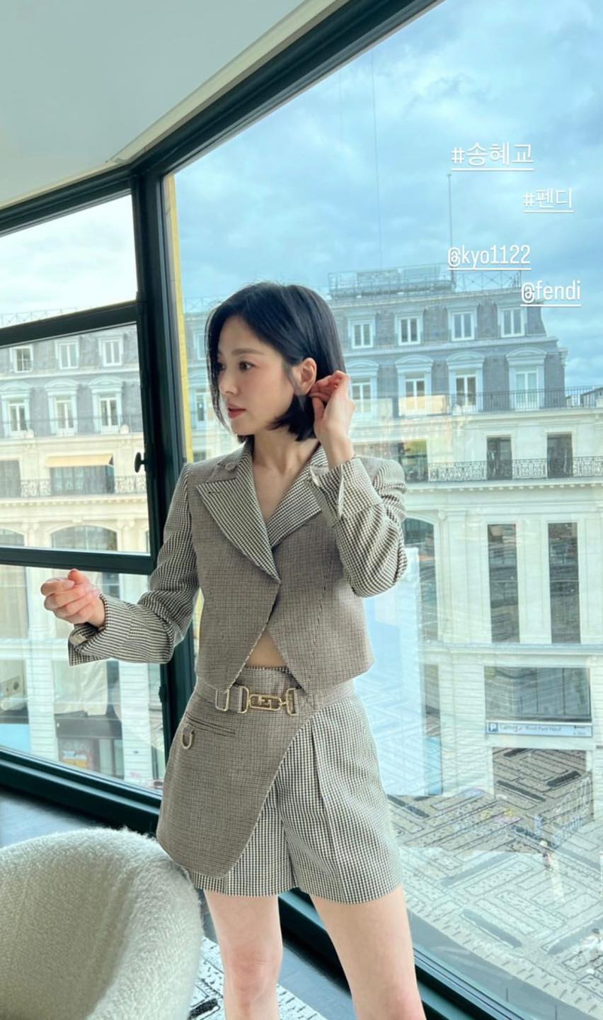 Một h&igrave;nh ảnh kh&aacute;c của Song Hye Kyo được đăng tải, được cho rằng đ&atilde; qua bộ lọc của c&aacute;c ứng dụng chỉnh ảnh n&ecirc;n đ&ocirc;i ch&acirc;n tr&ocirc;ng nuột n&agrave;, trắng kh&ocirc;ng t&igrave; vết.
