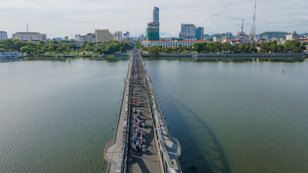 Đo&agrave;n diễu h&agrave;nh đi qua cầu Trường Tiền 