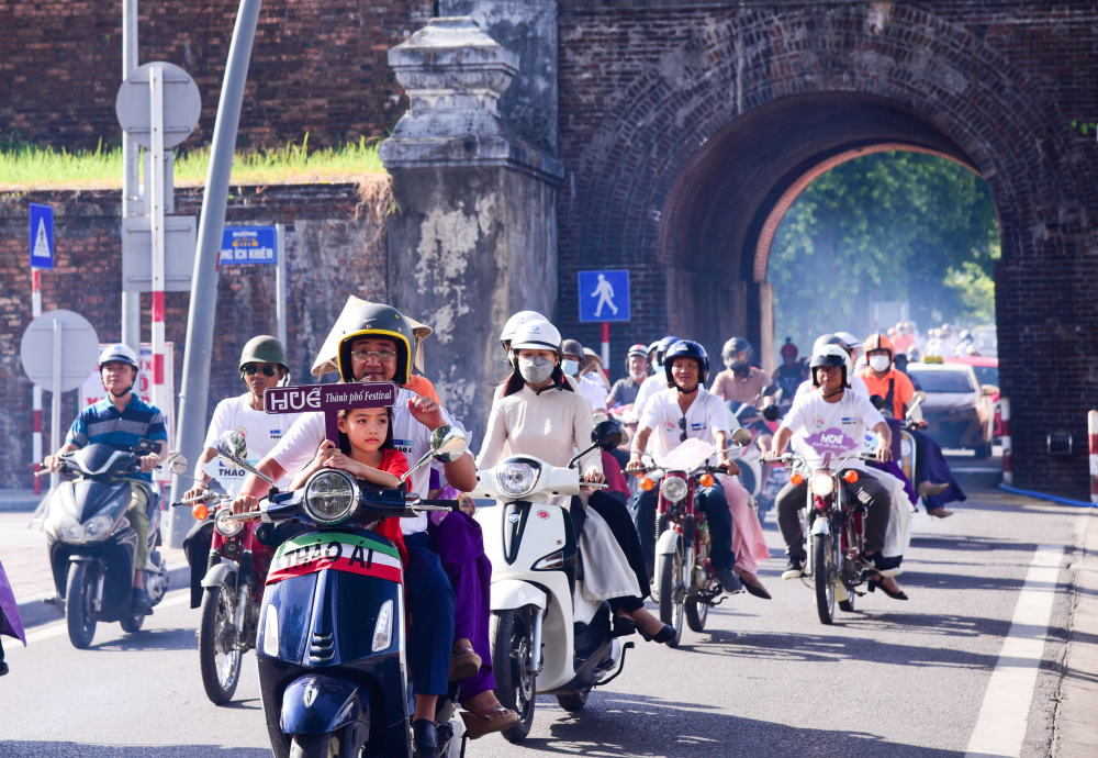 D&agrave;n xe cổ nối đu&ocirc;i nhau diễu h&agrave;nh v&agrave;o th&agrave;nh nội rồi đến tuyến đường li&ecirc;n quan đến một số bối cảnh trong phim Em v&agrave; Trịnh