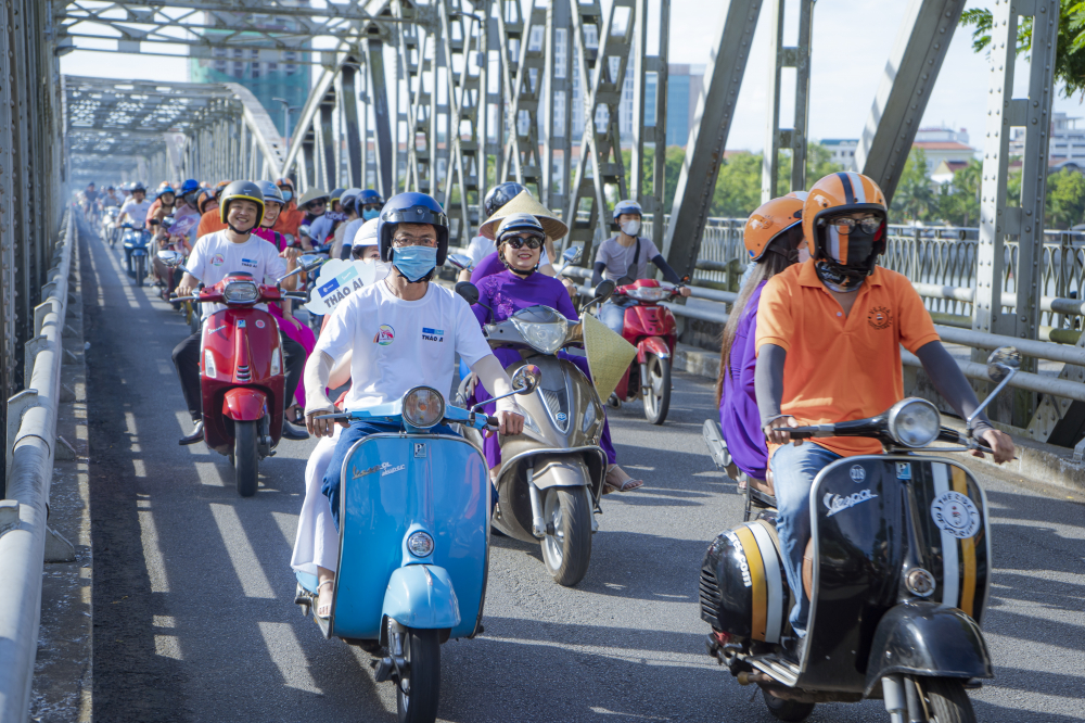 62 chiếc xe m&aacute;y, bao gồm d&ograve;ng xe Vespa cổ v&agrave; Honda 67, g&oacute;p mặt v&agrave;o đo&agrave;n diễu h&agrave;nh lần n&agrave;y đến từ c&aacute;c doanh nghiệp lữ h&agrave;nh, CLB xe cổ tr&ecirc;n khắp cả nước hội tụ về. 