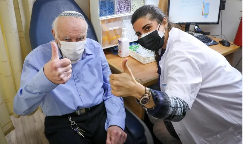 Người Israel nhận vắc-xin coronavirus lần thứ tư, ng&agrave;y 3 th&aacute;ng 1 năm 2022.