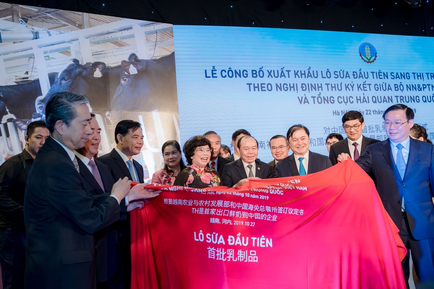 TH l&agrave; doanh nghiệp Việt Nam đầu ti&ecirc;n xuất khẩu ch&iacute;nh ngạch sữa tươi v&agrave;o Trung Quốc v&agrave;o th&aacute;ng 10/2019 - Ảnh: TH