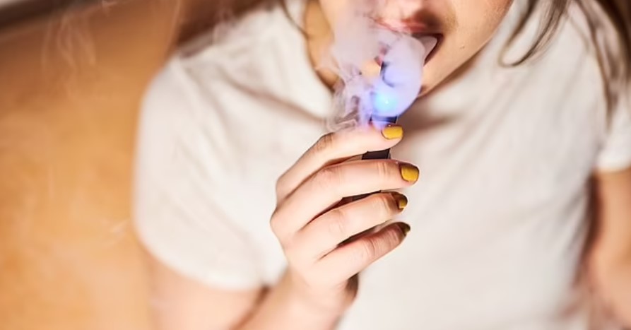 Vape đang l&agrave; tr&agrave;o lưu giới trẻ ưa chuộng nhưng thep c&aacute;c chuy&ecirc;n gia n&oacute; cực kỳ độc hại 