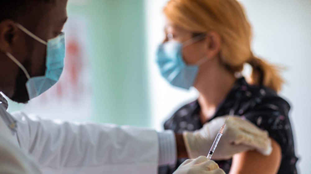 vắc xin mRNA c&oacute; thể tạo ra nhiều kh&aacute;ng thể hơn tại &ldquo;thời điểm sản xuất cao nhất&rdquo;, v&agrave; do đ&oacute; c&oacute; khả năng bảo vệ cao hơn so với việc bị nhiễm bệnh tự nhi&ecirc;n.