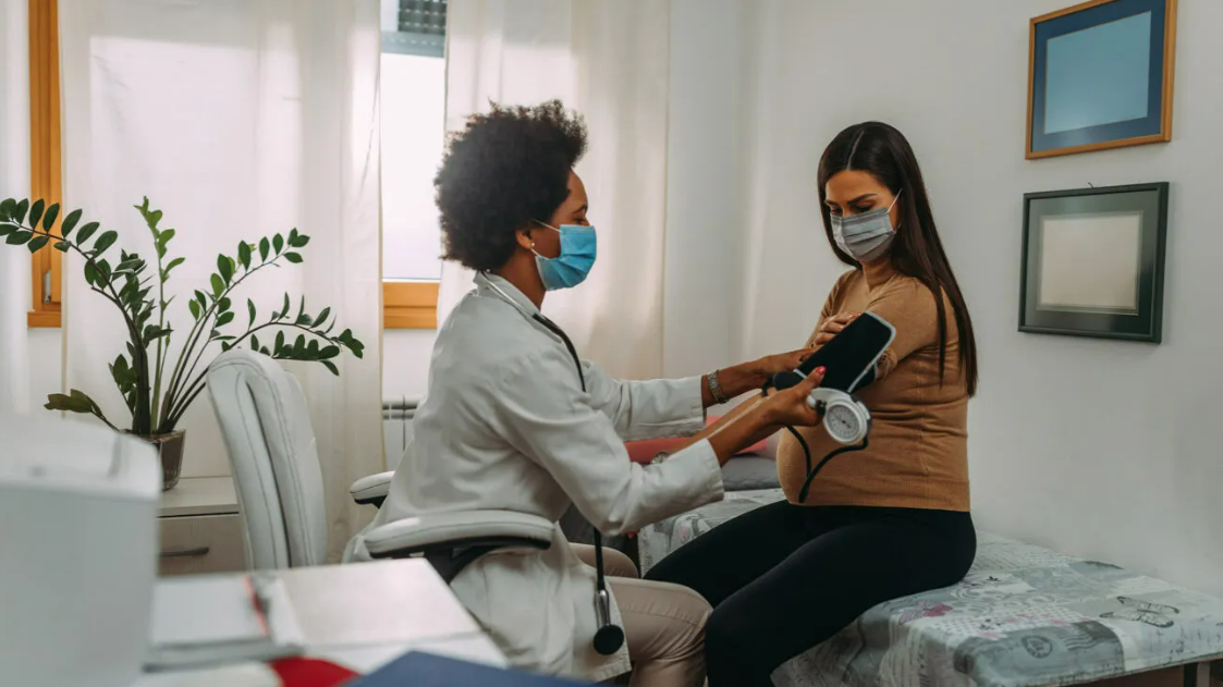 Phụ nữ mang thai v&agrave; cho con b&uacute; cần hết sức thận trọng khi sử dụng c&aacute;c loại thuốc kh&aacute;ng vi-r&uacute;t điều trị CVID-19 - Ảnh: Bernard Bodo/Getty Images