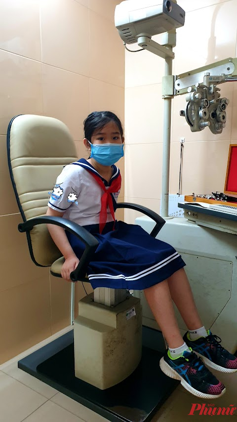 Sau một thời gian dính mắt vào máy tính, tôi mang con đi khám mắt và phát hiện bé đã bị cận thị