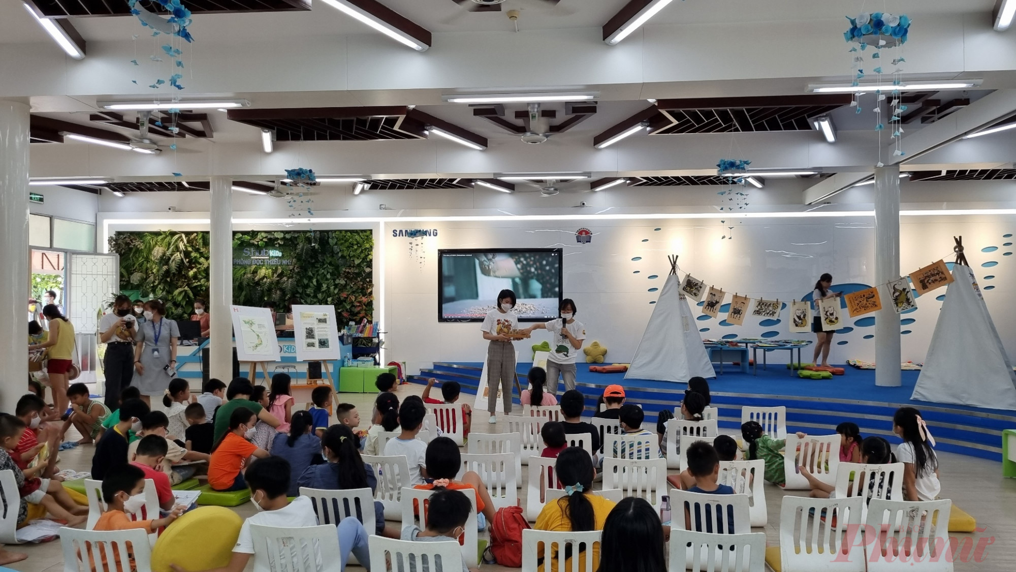 Ngoài đọc sách, các con còn được xem phim hoạt hình, tập vẽ, tìm hiểu về khoa học...