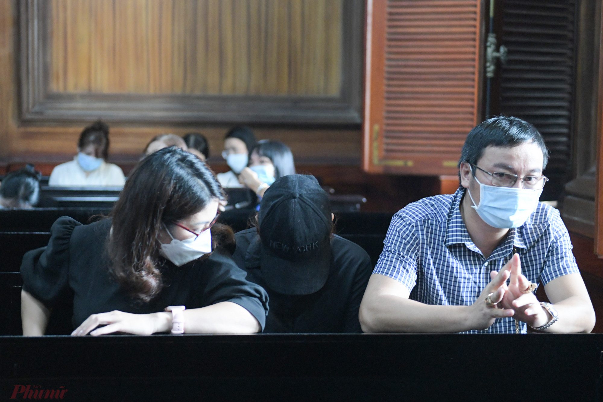 Mẹ ruốt b&eacute; V.A lu&ocirc;n gục đầu v&agrave;o người th&acirc;n, c&oacute; l&uacute;c c&uacute;i gằm xuống b&agrave;n kh&oacute;c v&igrave; thương con.