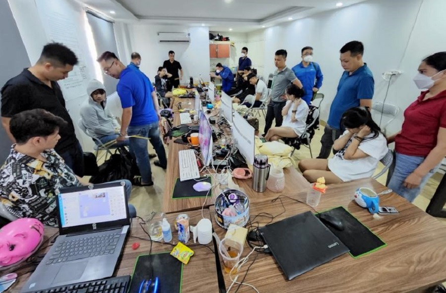 Bộ C&ocirc;ng an triệt ph&aacute; đường d&acirc;y cho vay l&atilde;i nặng xuy&ecirc;n quốc gia qua ứng dụng điện thoại di động với l&atilde;i suất 2.090%/năm.