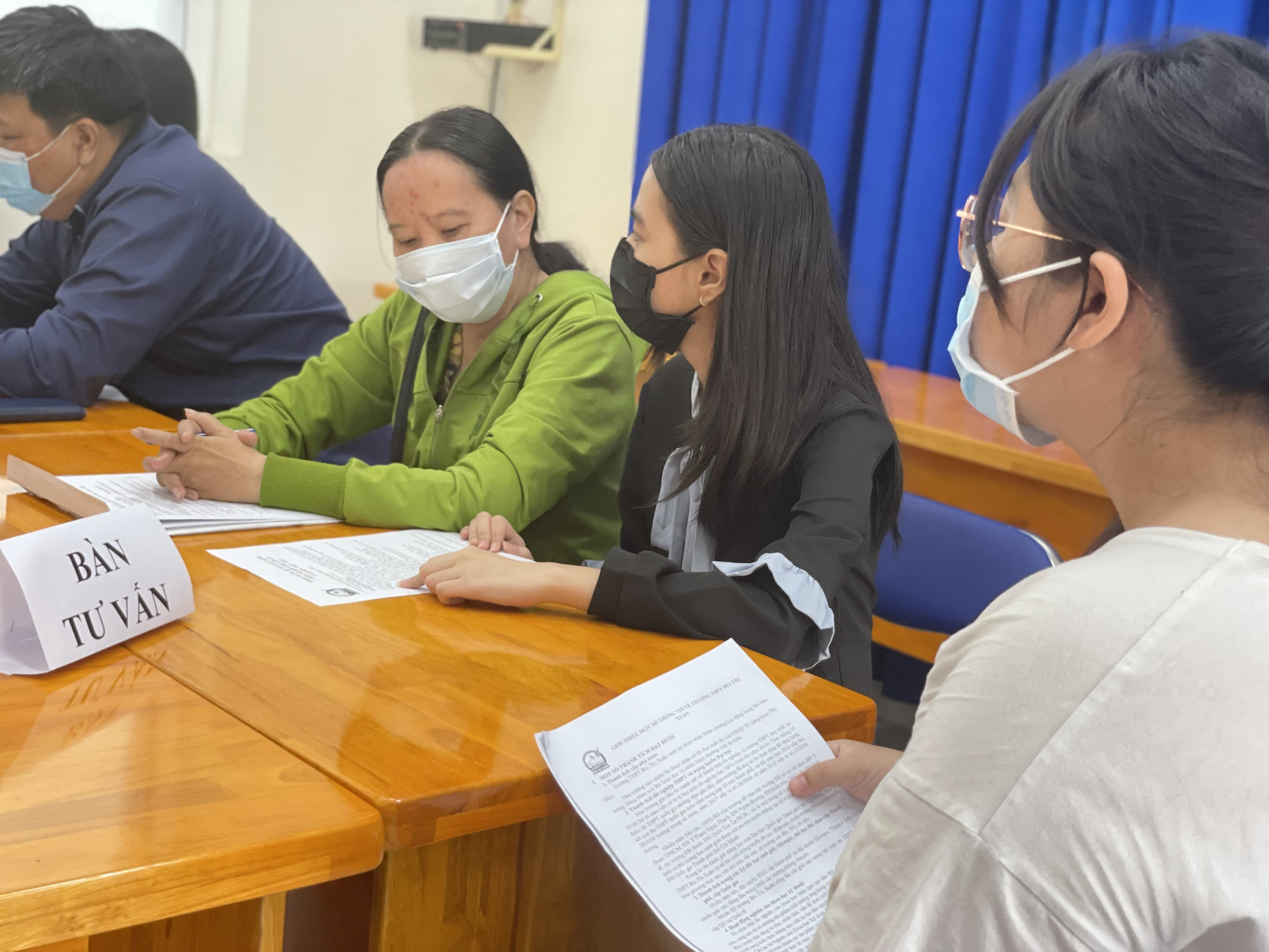 Hiệu trưởng sẽ xem x&eacute;t quyết định việc học sinh chuyển đổi tổ hợp m&ocirc;n học lựa chọn