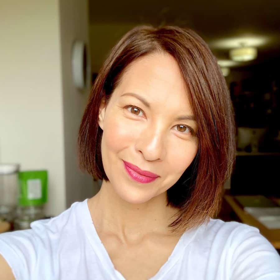 9. Brighten Up the Lips Đ&ocirc;i:m&ocirc;i tươi s&aacute;ng, đặc biệt l&agrave; những m&ocirc;i c&oacute; t&ocirc;ng m&agrave;u hồng, c&oacute; thể l&agrave;m bừng s&aacute;ng cả khu&ocirc;n mặt, từ đ&oacute; khiến bạn tr&ocirc;ng bừng tỉnh. V&igrave; vậy, nếu bạn muốn tẩy trang nhiều năm tr&ecirc;n khu&ocirc;n mặt, h&atilde;y thoa một lớp son kem l&igrave; v&agrave; đậm m&agrave;u. Để c&oacute; nước da trắng, h&atilde;y chọn c&aacute;c m&agrave;u hồng v&agrave; đỏ, trong khi c&aacute;c m&agrave;u n&acirc;u v&agrave; t&iacute;m ph&ugrave; hợp với nước da sẫm m&agrave;u nhất.