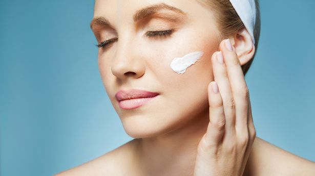 Dưỡng ẩm tốt cho da: Nếu da bạn bị kh&ocirc; v&agrave; nứt nẻ, c&aacute;c nếp nhăn v&agrave; đường nhăn tr&ecirc;n da sẽ dễ d&agrave;ng nhận thấy hơn. Do đ&oacute;, h&atilde;y giữ ẩm cho da bằng c&aacute;ch thoa đủ kem dưỡng ẩm. Tuy nhi&ecirc;n, kem dưỡng ẩm của bạn kh&ocirc;ng n&ecirc;n kh&ocirc;ng chứa dầu v&igrave; n&oacute; c&oacute; thể l&agrave;m nổi bật c&aacute;c dấu hiệu l&atilde;o h&oacute;a của bạn. Một l&agrave;n da được dưỡng ẩm tốt cũng sẽ đảm bảo lớp nền mịn v&agrave; đều m&agrave; kh&ocirc;ng bị thấm nhiều.