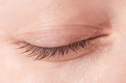 Kẻ m&iacute; mắt của bạn. thủ thuật trang điểm m&iacute; mắt tr&ecirc;n 50 tuổi, trang điểm cho phụ nữ lớn tuổi  Ngay cả khi bạn kh&ocirc;ng c&oacute; m&iacute; mắt đặc biệt nhờn, sử dụng kem l&oacute;t c&oacute; thể gi&uacute;p giảm một số dấu hiệu l&atilde;o h&oacute;a c&oacute; thể nh&igrave;n thấy v&agrave; giữ cho lớp trang điểm của bạn cả ng&agrave;y.  Stephanie Jones, chuy&ecirc;n gia thẩm mỹ được cấp ph&eacute;p v&agrave; chủ sở hữu của The Blushery ở Beacon, New York cho biết: &ldquo;Da của ch&uacute;ng ta trở n&ecirc;n mỏng hơn khi ch&uacute;ng ta gi&agrave; đi, đặc biệt l&agrave; v&ugrave;ng da quanh mắt . Khi m&iacute; mắt trở n&ecirc;n mỏng, ch&uacute;ng cũng trở n&ecirc;n hơi trong suốt, dẫn đến t&ocirc;ng m&agrave;u kh&ocirc;ng đồng đều của m&agrave;u đỏ t&iacute;a, xanh lam v&agrave; đỏ. Chấm một lớp kem l&oacute;t mắt thật mỏng v&agrave;o mi mắt để l&agrave;m đều t&ocirc;ng m&agrave;u th&agrave;nh m&agrave;u trung t&iacute;nh, điều n&agrave;y sẽ dẫn đến một ứng dụng phấn mắt l&acirc;u tr&ocirc;i, sống động hơn. 
