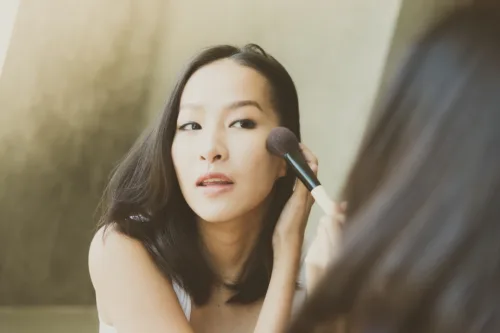 Bỏ qua phấn highlighter tr&ecirc;n m&aacute; của bạn. phụ nữ trang điểm trong gương, trang điểm cho phụ nữ lớn tuổi Shutterstock Một ch&uacute;t phấn highlighter tr&ecirc;n g&ograve; m&aacute; c&oacute; thể khiến bạn tr&ocirc;ng rạng rỡ sớm hơn một hoặc hai thập kỷ, nhưng khi da bắt đầu l&atilde;o h&oacute;a, n&oacute; c&oacute; thể thu h&uacute;t sự ch&uacute; &yacute; kh&ocirc;ng mong muốn đến những v&ugrave;ng da bắt đầu nhăn nheo hoặc chảy xệ. Green n&oacute;i: Với m&aacute;, h&atilde;y thận trọng với việc đ&aacute;nh phấn highlight. Bất cứ thứ g&igrave; c&oacute; &aacute;nh s&aacute;ng lung 
