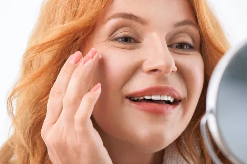 V&agrave; cả khu&ocirc;n mặt của bạn nữa. ngừng đ&aacute;nh gi&aacute; phụ nữ tr&ecirc;n 40 tuổi, trang điểm cho phụ nữ lớn tuổi Shutterstock Mặc d&ugrave; bạn c&oacute; thể phải đối mặt với lỗ ch&acirc;n l&ocirc;ng to hơn v&agrave; nếp nhăn khi bạn ở độ tuổi 50, nhưng loại kem l&oacute;t ph&ugrave; hợp c&oacute; thể gi&uacute;p bạn đẩy l&ugrave;i t&igrave;nh trạng n&agrave;y. Jones n&oacute;i: &ldquo;Một lớp kem l&oacute;t d&agrave;y mỏng được &aacute;p dụng cho l&agrave;n da được dưỡng ẩm sẽ ngay lập tức l&agrave;m mịn v&agrave; giảm sự xuất hiện của lỗ ch&acirc;n l&ocirc;ng to v&agrave; nếp nhăn, cho ph&eacute;p lớp nền lướt đi liền mạch&rdquo;. Đ&oacute; l&agrave; một trong những thủ thuật trang điểm đơn giản nhất cho phụ nữ lớn tuổi.