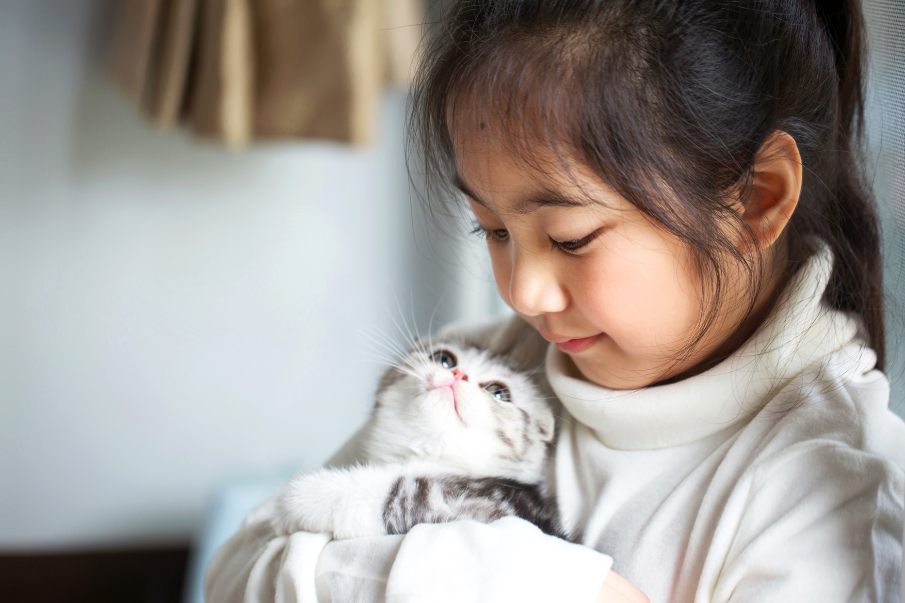 Chăm s&oacute;c th&uacute; cưng c&oacute; thể cải thiện cuộc sống của bạn theo nhiều c&aacute;ch. Nghi&ecirc;n cứu đ&atilde; ph&aacute;t hiện ra rằng tương t&aacute;c với động vật c&oacute; thể l&agrave;m giảm huyết &aacute;p, giảm cảm gi&aacute;c c&ocirc; đơn v&agrave; cải thiện t&acirc;m trạng của bạn. Tuy nhi&ecirc;n, khi bạn sống trong một kh&ocirc;ng gian nhỏ, việc sở hữu một con vật cưng c&oacute; thể kh&oacute; khăn. Bạn kh&ocirc;ng chỉ cần t&igrave;m kh&ocirc;ng gian cho tất cả đồ d&ugrave;ng cho th&uacute; cưng của m&igrave;nh m&agrave; c&ograve;n muốn đảm bảo th&uacute; cưng của bạn vui vẻ khi sống trong một ng&ocirc;i nh&agrave; với diện t&iacute;ch nhỏ nhất l&agrave; vu&ocirc;ng. Tin tốt: n&oacute; c&oacute; thể được thực hiện. Tại đ&acirc;y, một b&aacute;c sĩ th&uacute; y ở Th&agrave;nh phố New York - nơi c&oacute; một số căn hộ nhỏ nổi tiếng - cho ch&uacute;ng ta biết những vật nu&ocirc;i tốt nhất cho những người sống trong kh&ocirc;ng gian nhỏ.