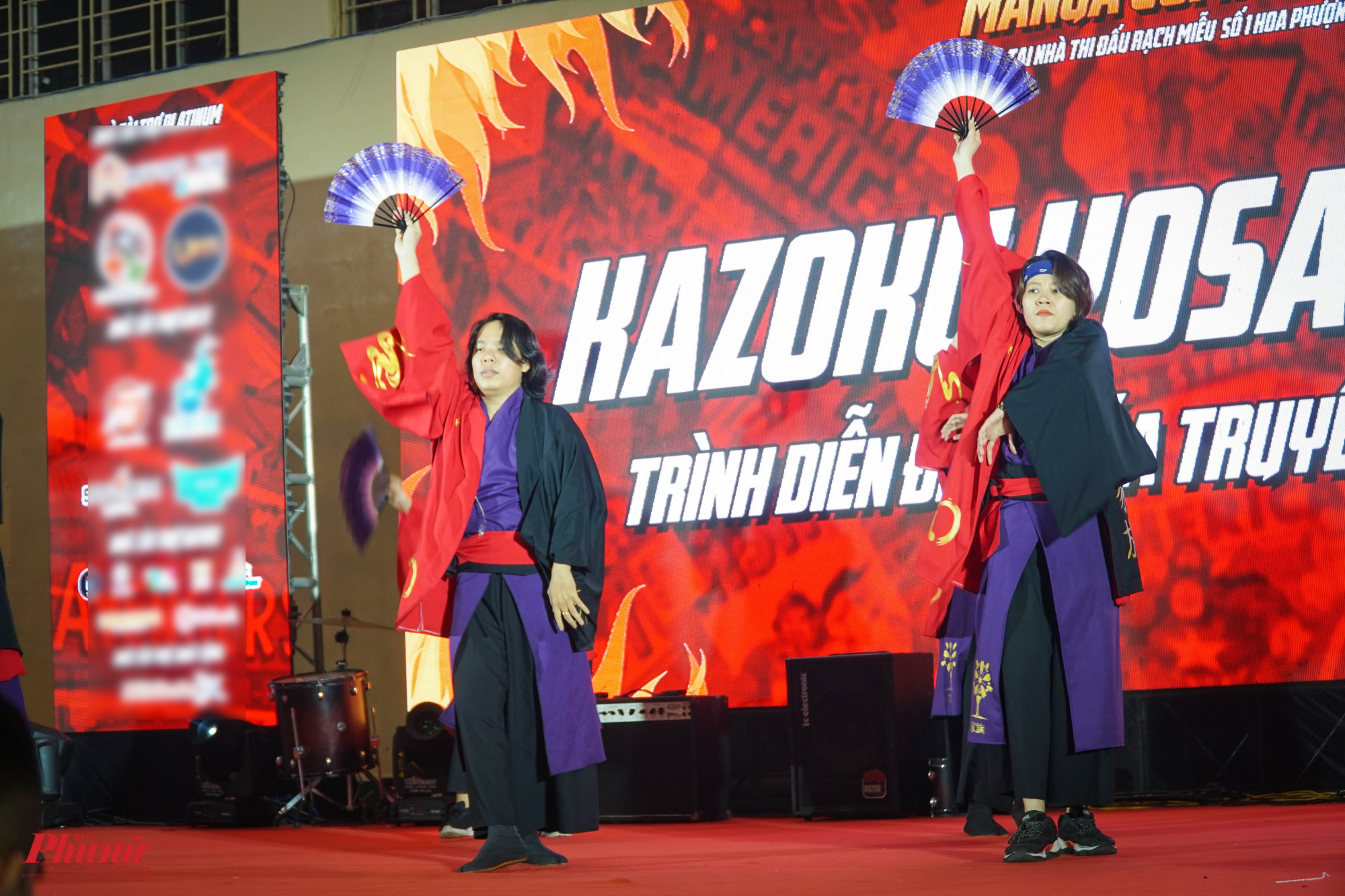 Song song với việc tham quan c&aacute;c gian h&agrave;ng, người tham gia c&oacute; thể theo d&otilde;i c&aacute;c hoạt động biểu diễn tại s&acirc;n khấu ch&iacute;nh gồm: đ&ecirc;m nhạc rock diễn ra v&agrave;o l&uacute;c 18g, c&aacute;c buổi giao lưu c&ugrave;ng với nh&oacute;m họa sĩ trẻ t&agrave;i năng như Thăng Fly, Gia Đ&igrave;nh Ngộ, Thỏ Bảy M&agrave;u, rapper Lăng LD...