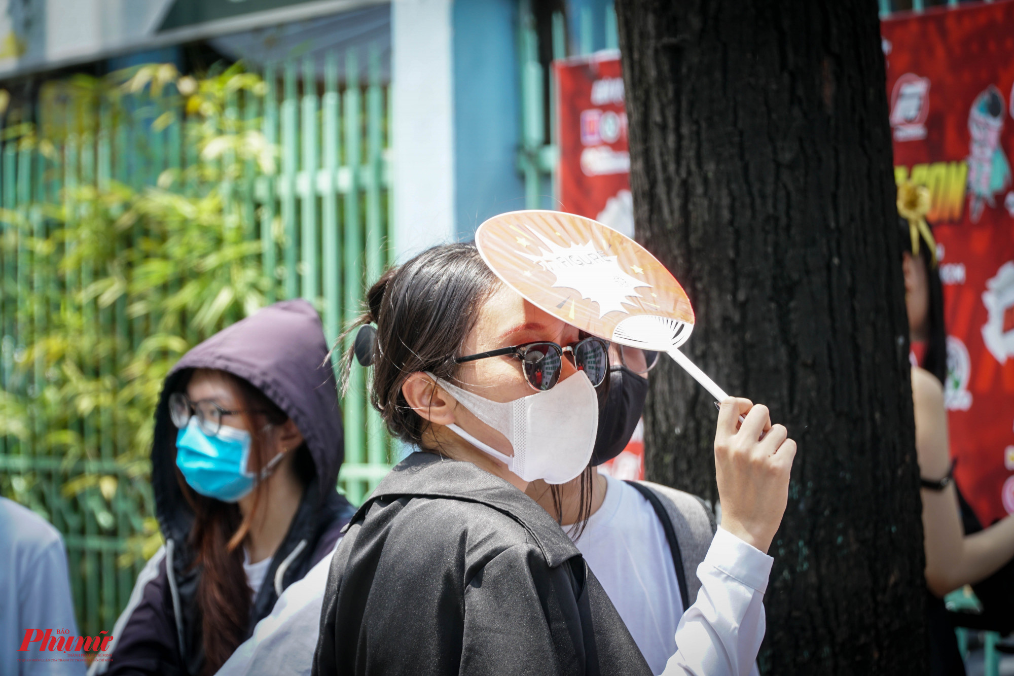 Bạn nữ ki&ecirc;n nhẫn để được v&agrave;o b&ecirc;n trong sớm nhất c&oacute; thể.