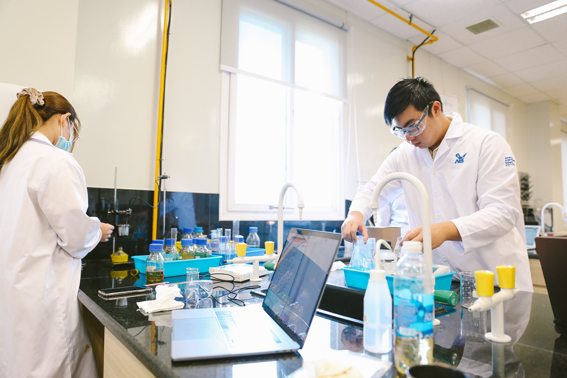 Ph&ograve;ng th&iacute; nghiệm trong lớp học th&ocirc;ng minh tại Trường Quốc tế Mỹ Việt Nam (AISVN)