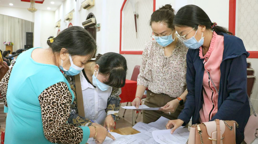 Nhiều chị em t&igrave;m được việc ngay  tại s&agrave;n giao dịch việc l&agrave;m diễn ra  giữa tuần qua ở Q.B&igrave;nh Thạnh, TP.HCM