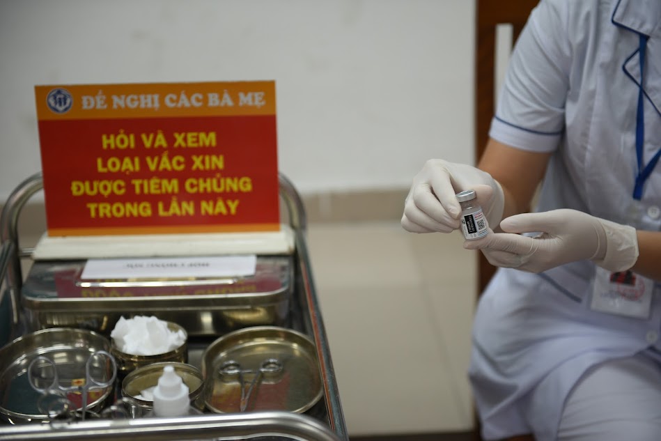 Ti&ecirc;m vắc xin COVID-19 cho trẻ