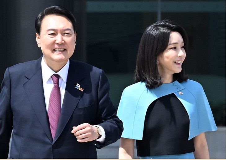 Tổng thống Yoon Suk Yeol v&agrave; đệ nhất phu nh&acirc;n Kim Keon-hee trong chuyến đi T&acirc;y Ban Nha để tham dự hội nghị thượng đỉnh của Tổ chức Hiệp ước Bắc Đại T&acirc;y Dương&nbsp;