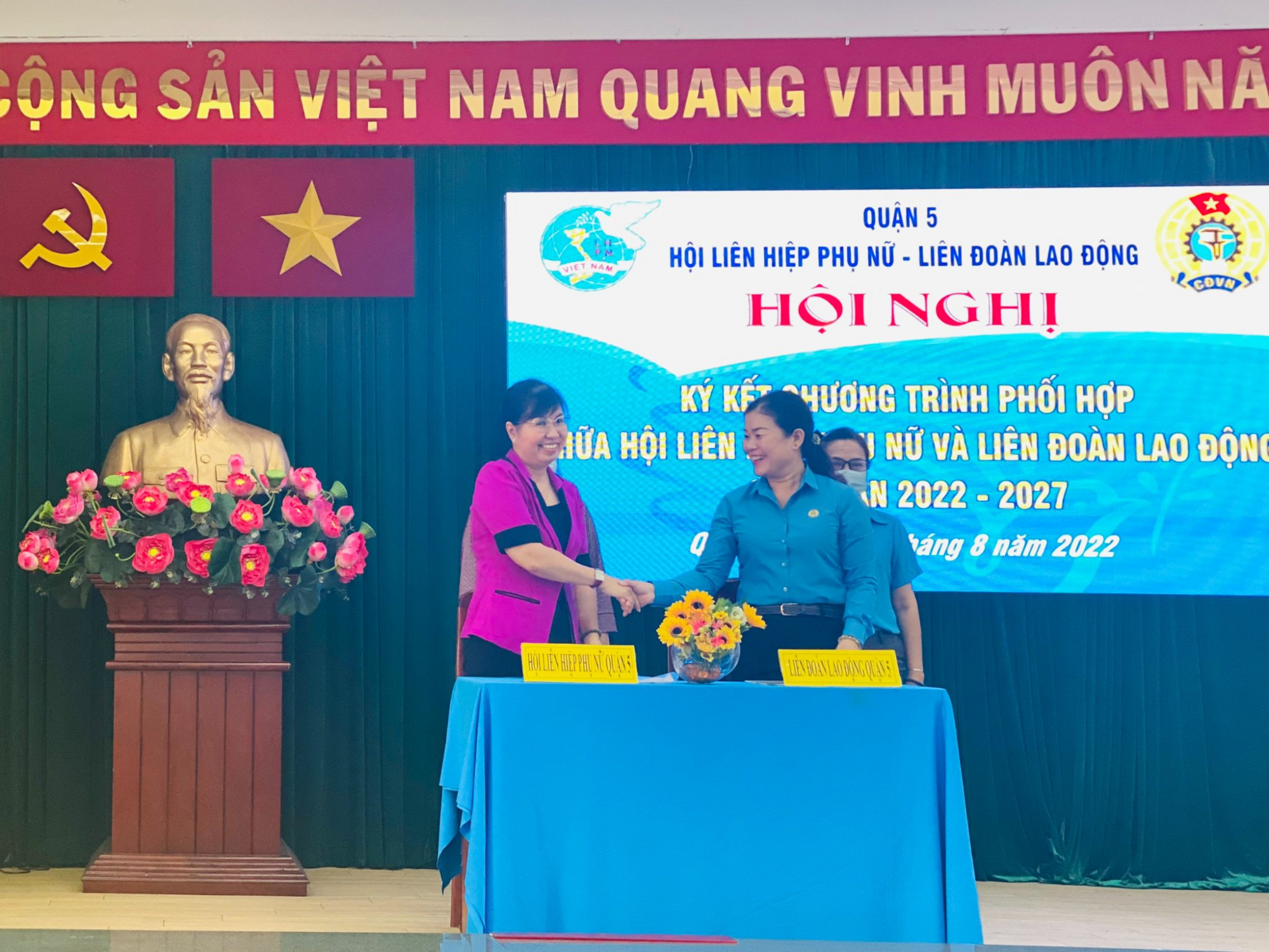 Đại diện Hội LHPN Q.5 v&agrave; Li&ecirc;n đo&agrave;n Lao động Q.5 đ&atilde; thỏa thuận những nội dung phối hợp hoạt động nhằm n&acirc;ng cao chất lượng đời sống c&ocirc;ng nh&acirc;n, vi&ecirc;n chức, người lao động