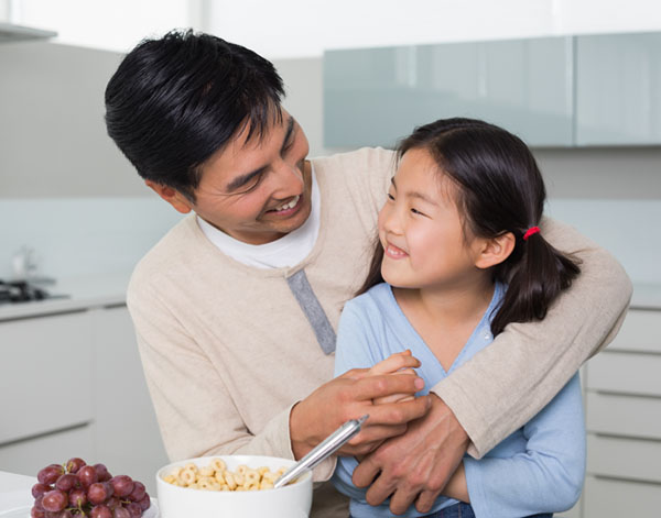 Nếu kh&ocirc;ng thể giữ cho con một gia đ&igrave;nh ho&agrave;n hảo,&atilde;y để con được sống c&ugrave;ng người c&oacute; điều kiện tốt nhất, gi&uacute;p con c&oacute; tương lai vững v&agrave;ng (Ảnh minh họa)