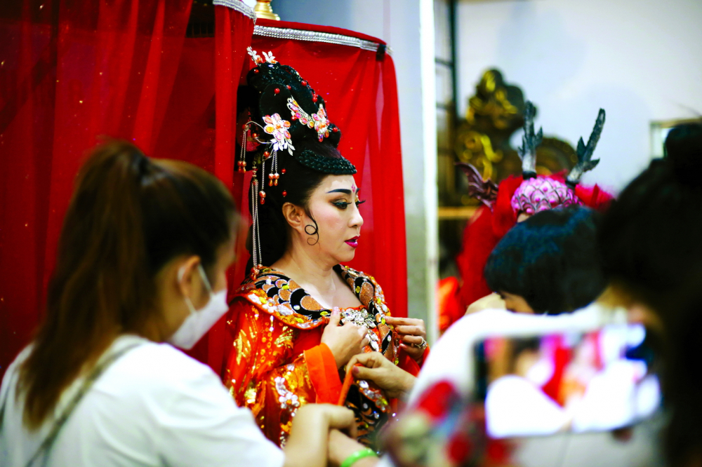 NSƯT Thoại Mỹ trong hậu trường vở Xử &aacute;n Phi Giao, của Đo&agrave;n cải lương Huỳnh Long - ẢNH: TH&Agrave;NH L&Acirc;M
