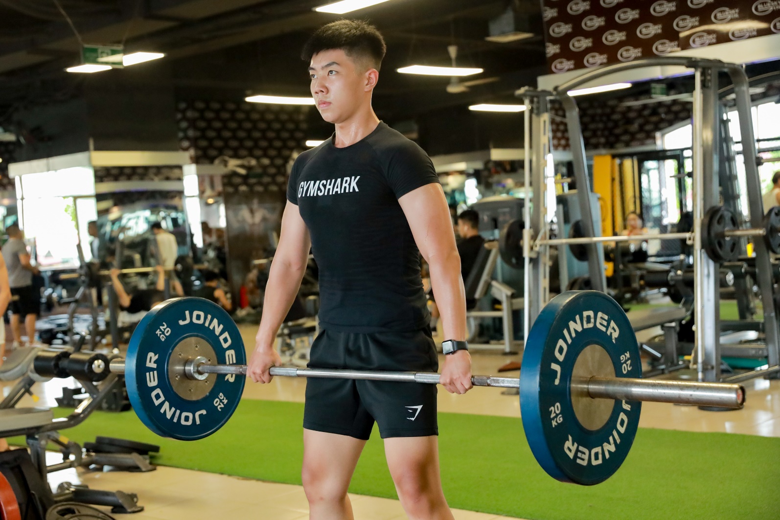 Những người thường xuy&ecirc;n tập luyện thể thao thường đối diện với nguy cơ mất nước, mất kho&aacute;ng - Ảnh: THP